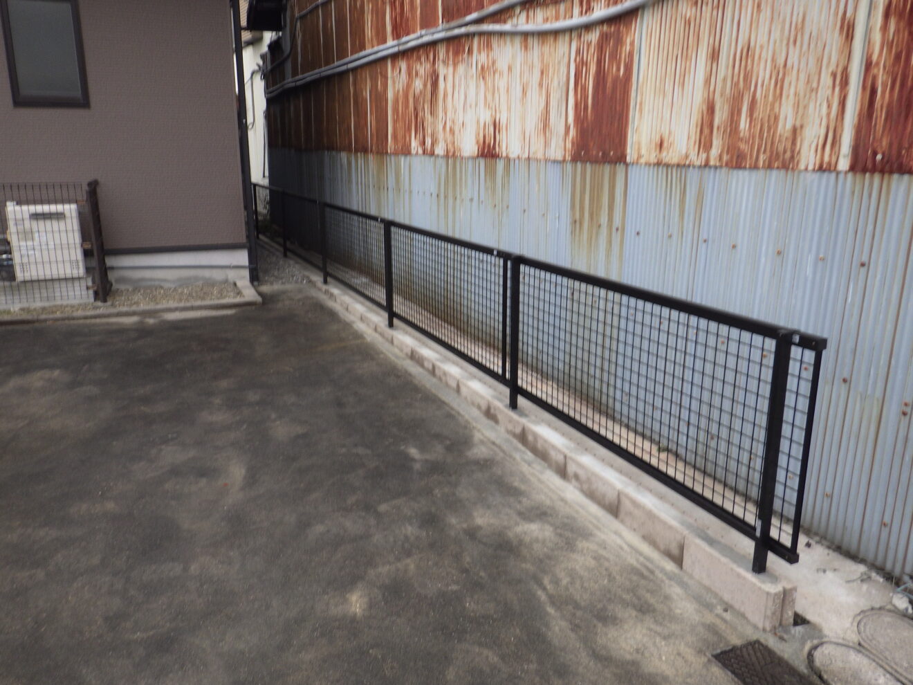 写真：フェンス施工後の敷地 - 福田造園の施行事例（愛知県岡崎市）