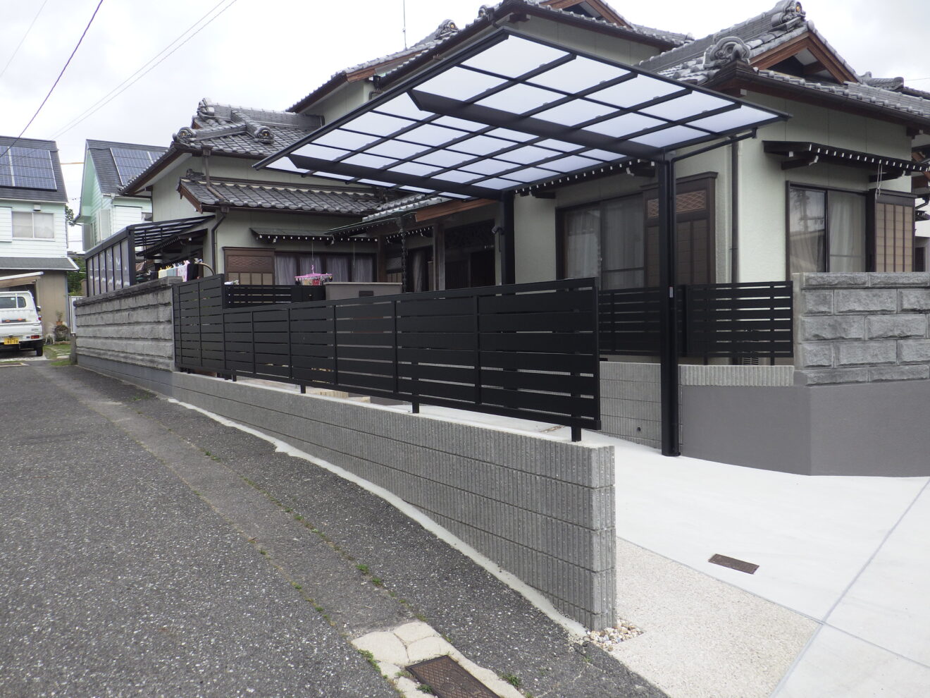 写真：リフォーム後の外構全景