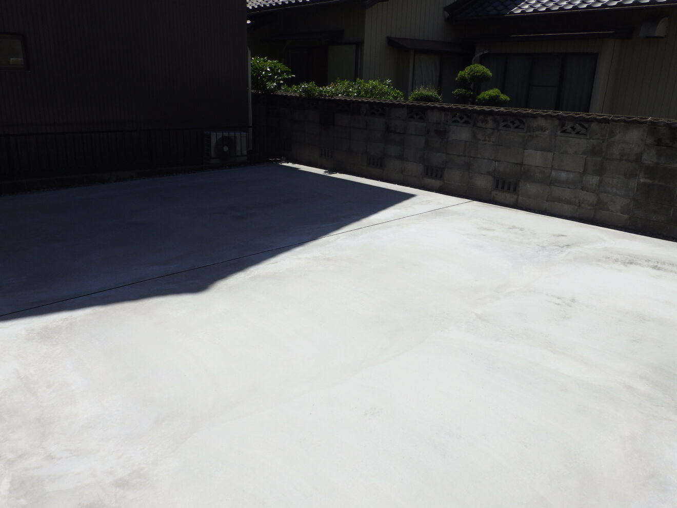 写真：土間コンクリートの駐車場02 - 福田造園の施行事例（愛知県岡崎市）