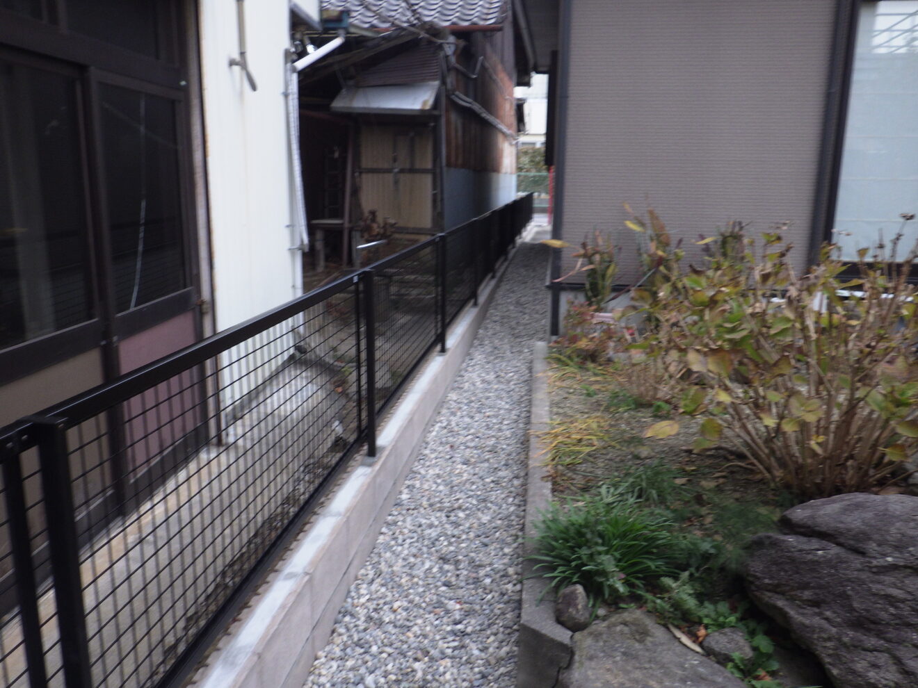 写真：フェンス施工後の隣地との境界 - 福田造園の施行事例（愛知県岡崎市）