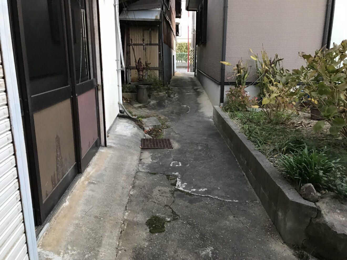 写真：フェンス施工前の隣地との境界 - 福田造園の施行事例（愛知県岡崎市）