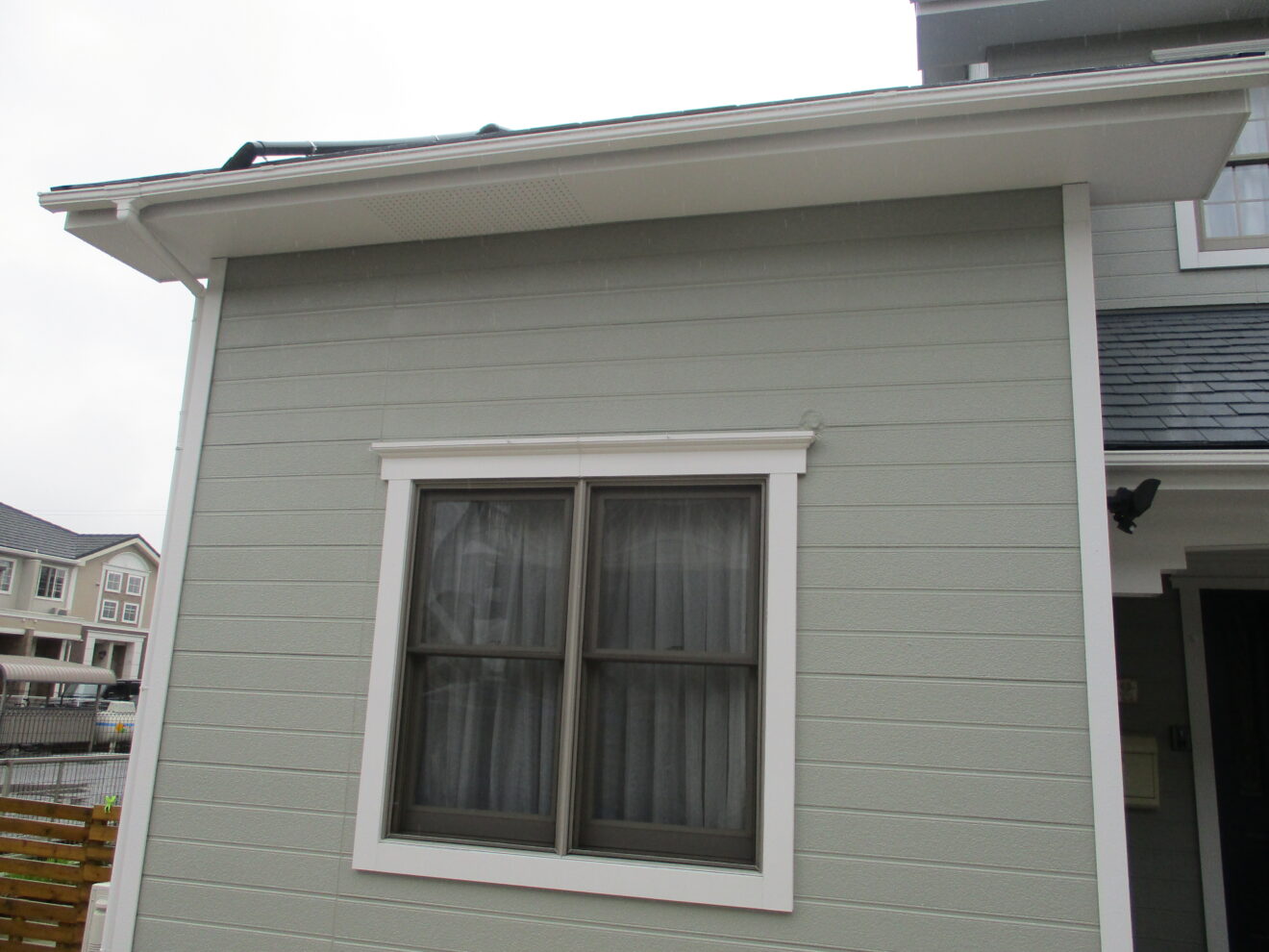 写真：カーポート施工前の軒下