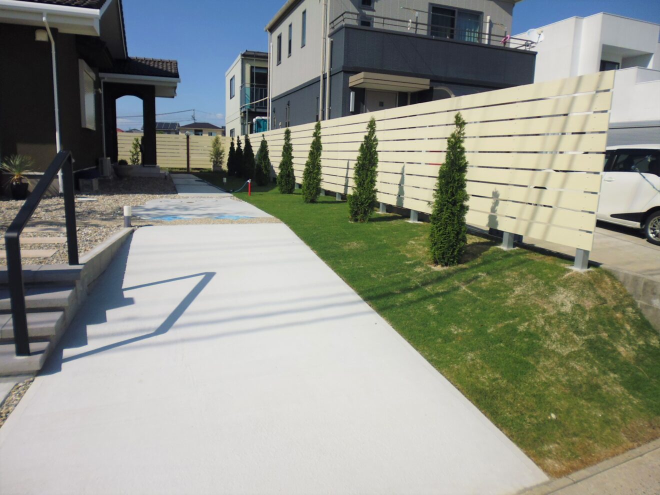 写真：目隠しフェンスとアプローチ - 福田造園の施行事例（愛知県豊田市）