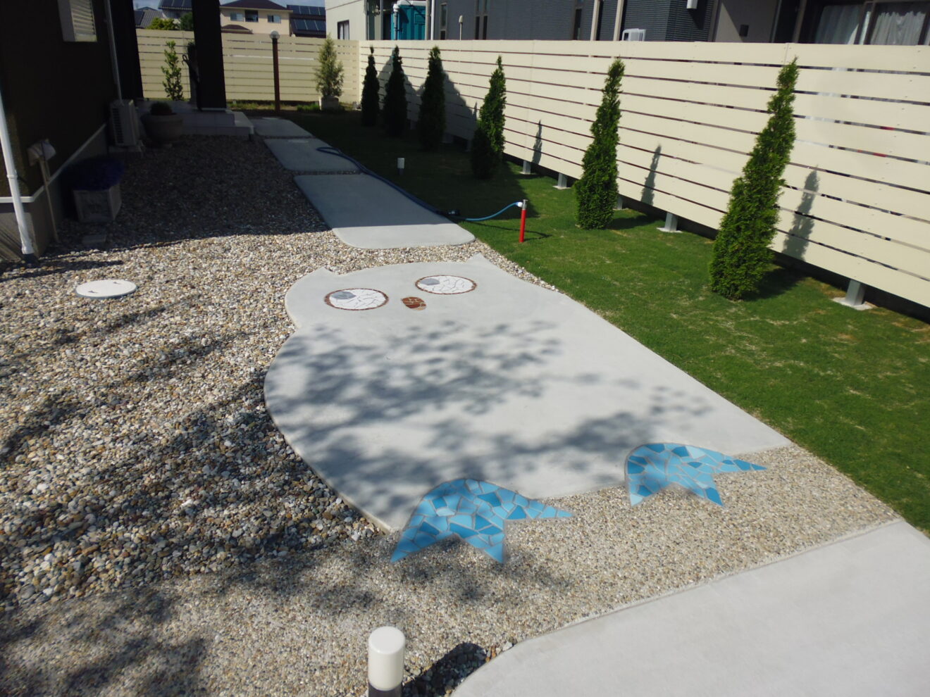 写真：フクロウが描かれたアプローチ - 福田造園の施行事例（愛知県豊田市）