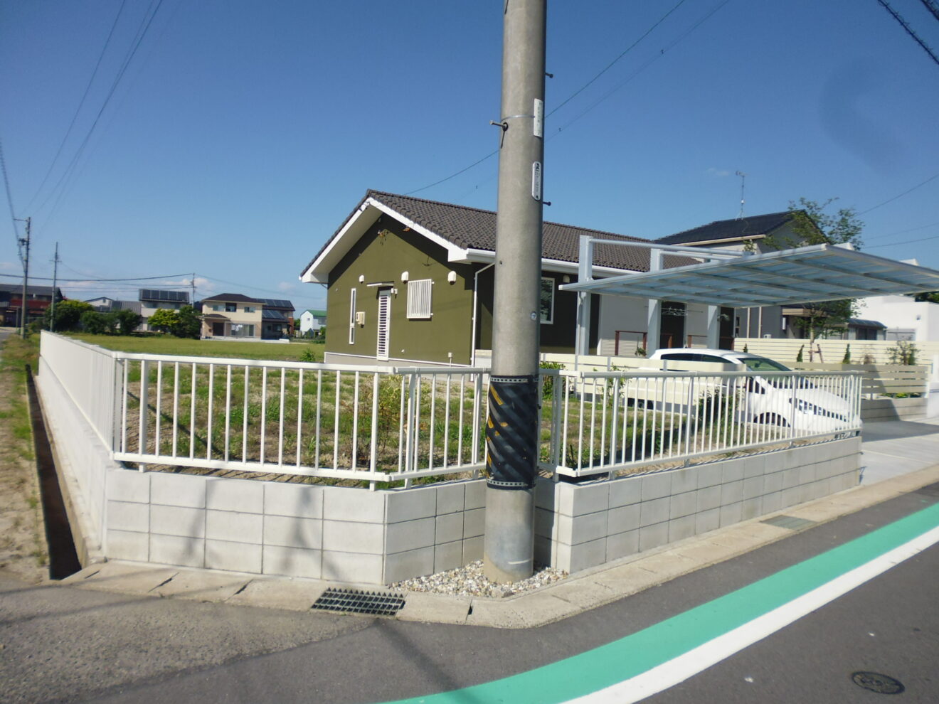 写真：フェンス施工後の住宅周り - 福田造園の施行事例（愛知県豊田市）