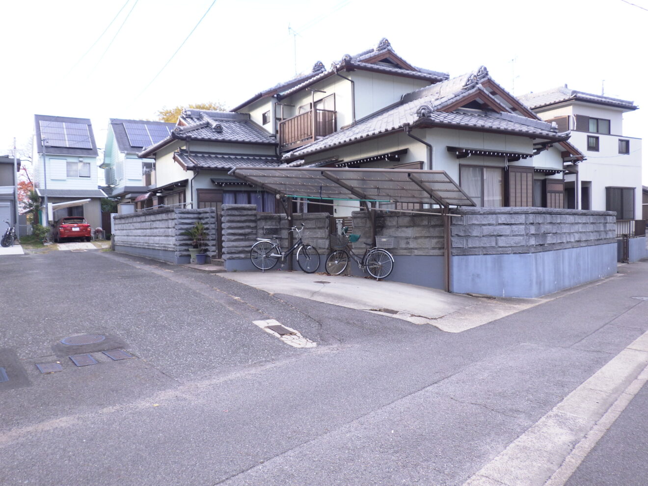 写真：リフォーム前の外構全景