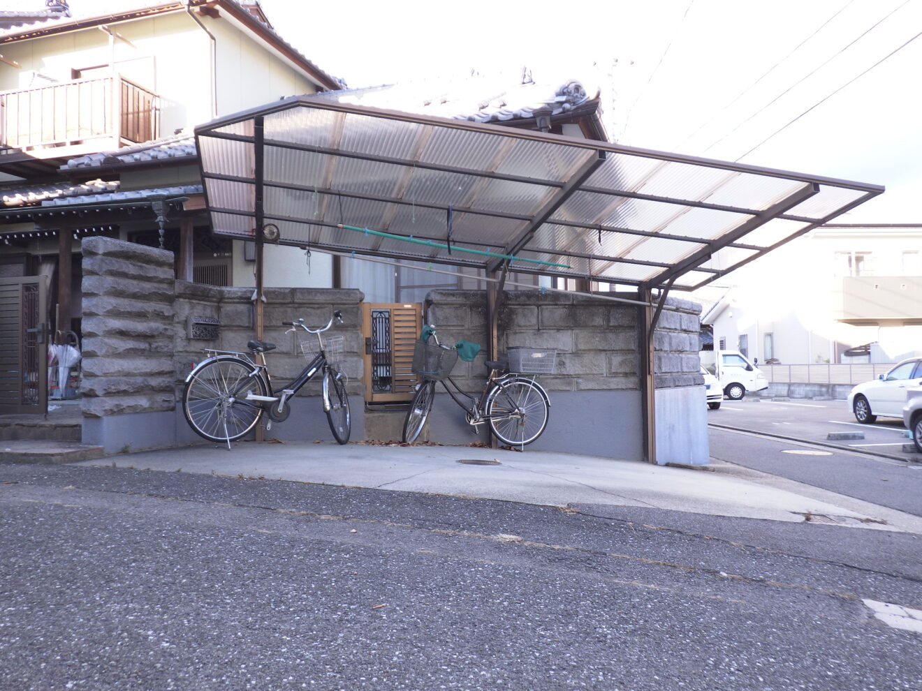 写真：リフォーム前の外構全景