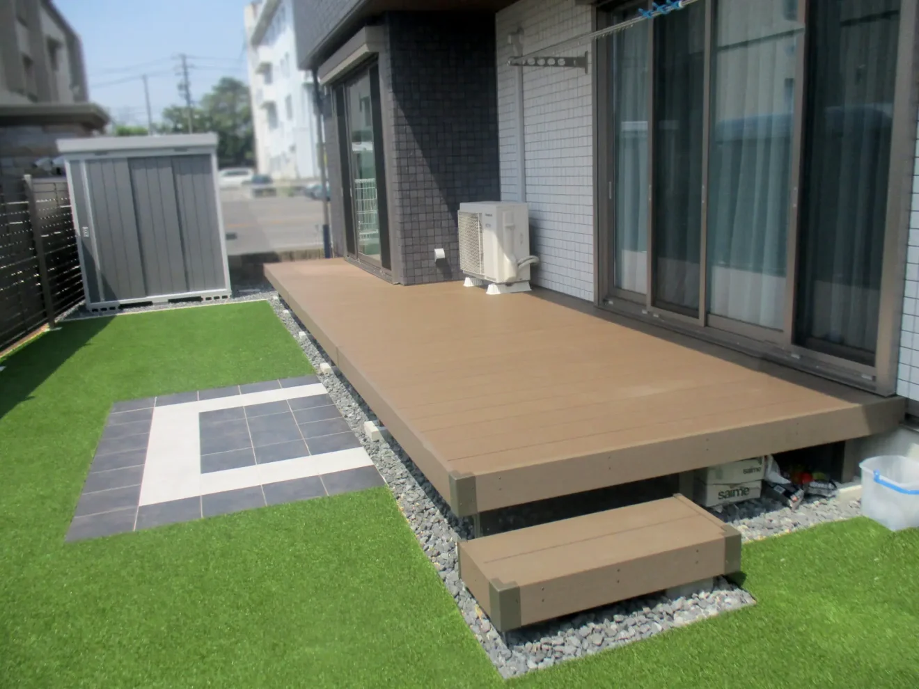 写真：ウッドデッキと人工芝施工後の庭 - 福田造園の施工事例（愛知県豊田市）