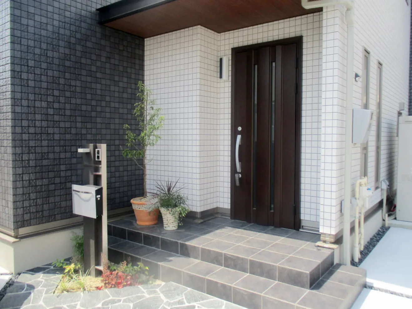 写真：施工後の玄関周り - 福田造園の施工事例（愛知県豊田市）