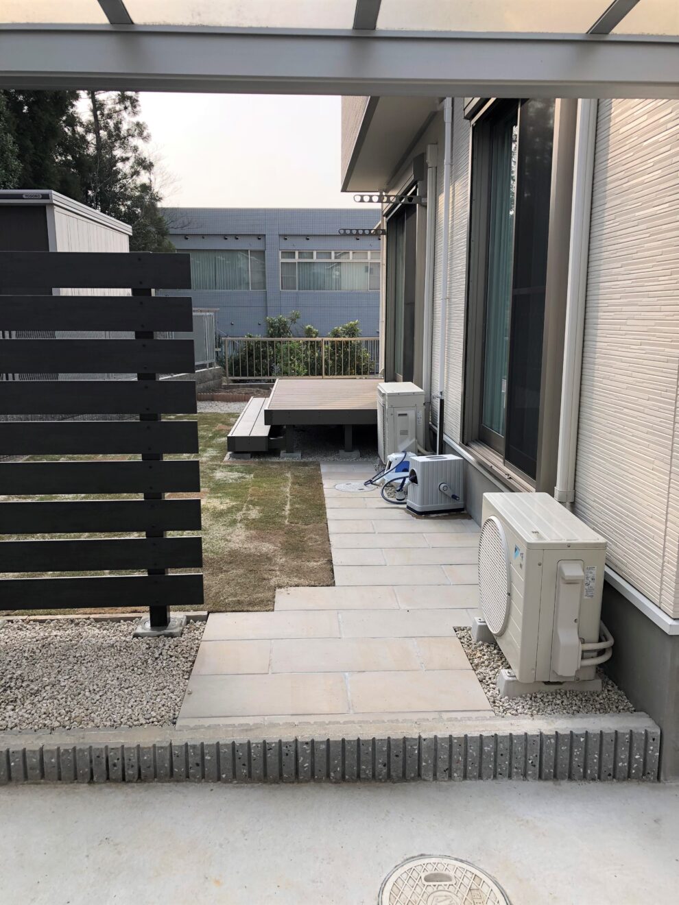 写真：庭とウッドデッキ