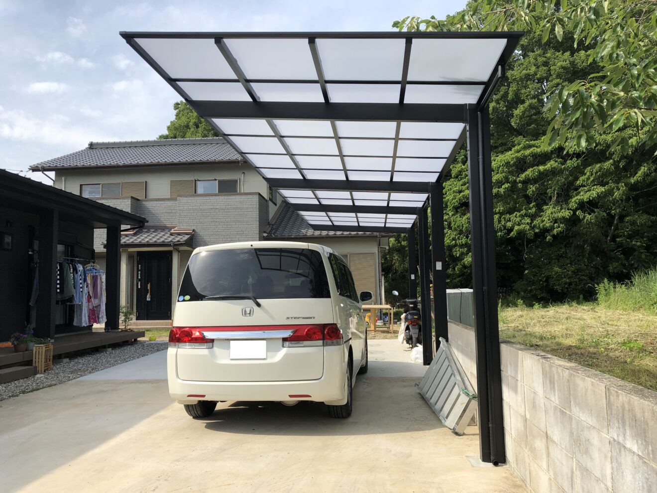 写真：駐車場とカーポート（愛知県岡崎市）