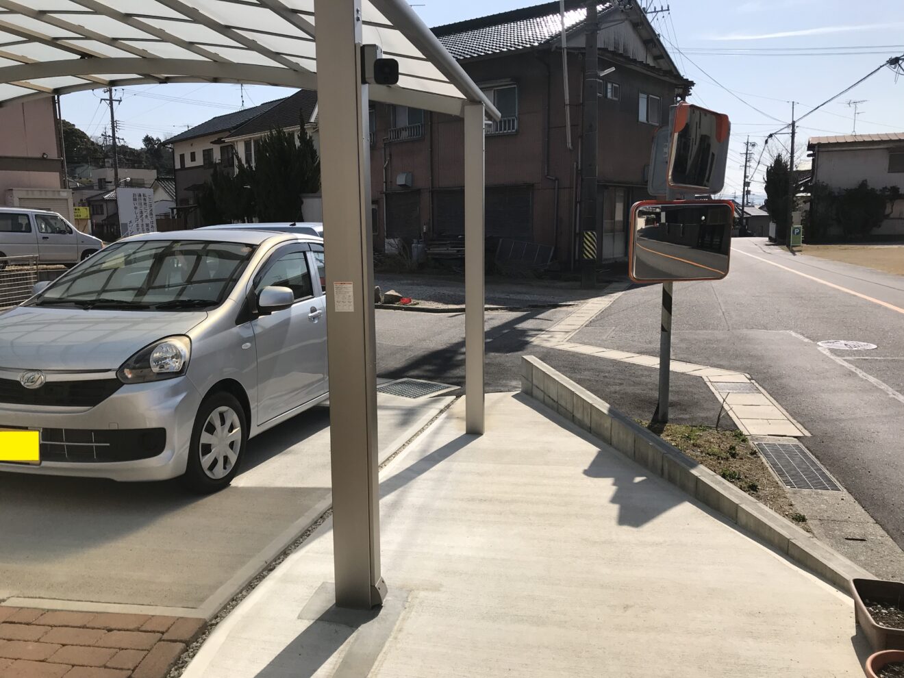 写真：カーポートと防犯カメラ