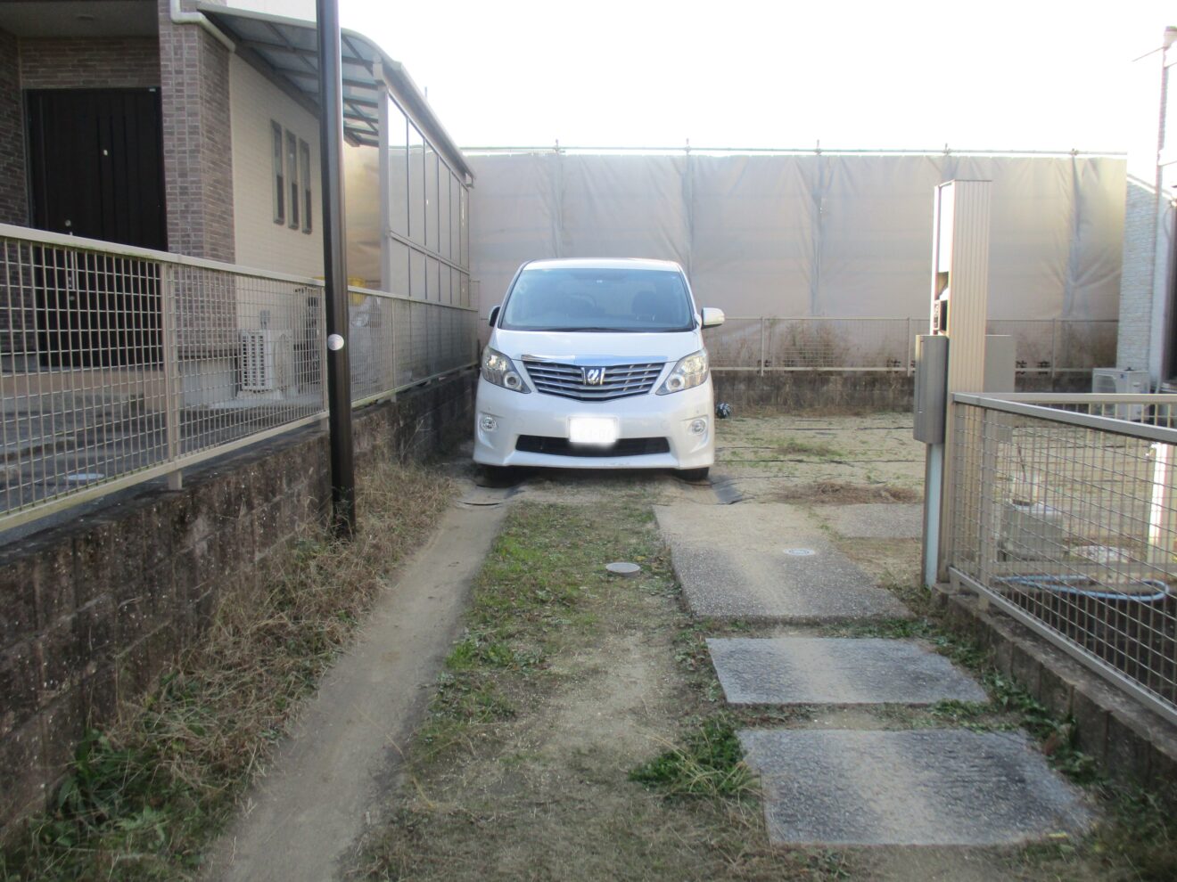 写真：リフォーム前の駐車場