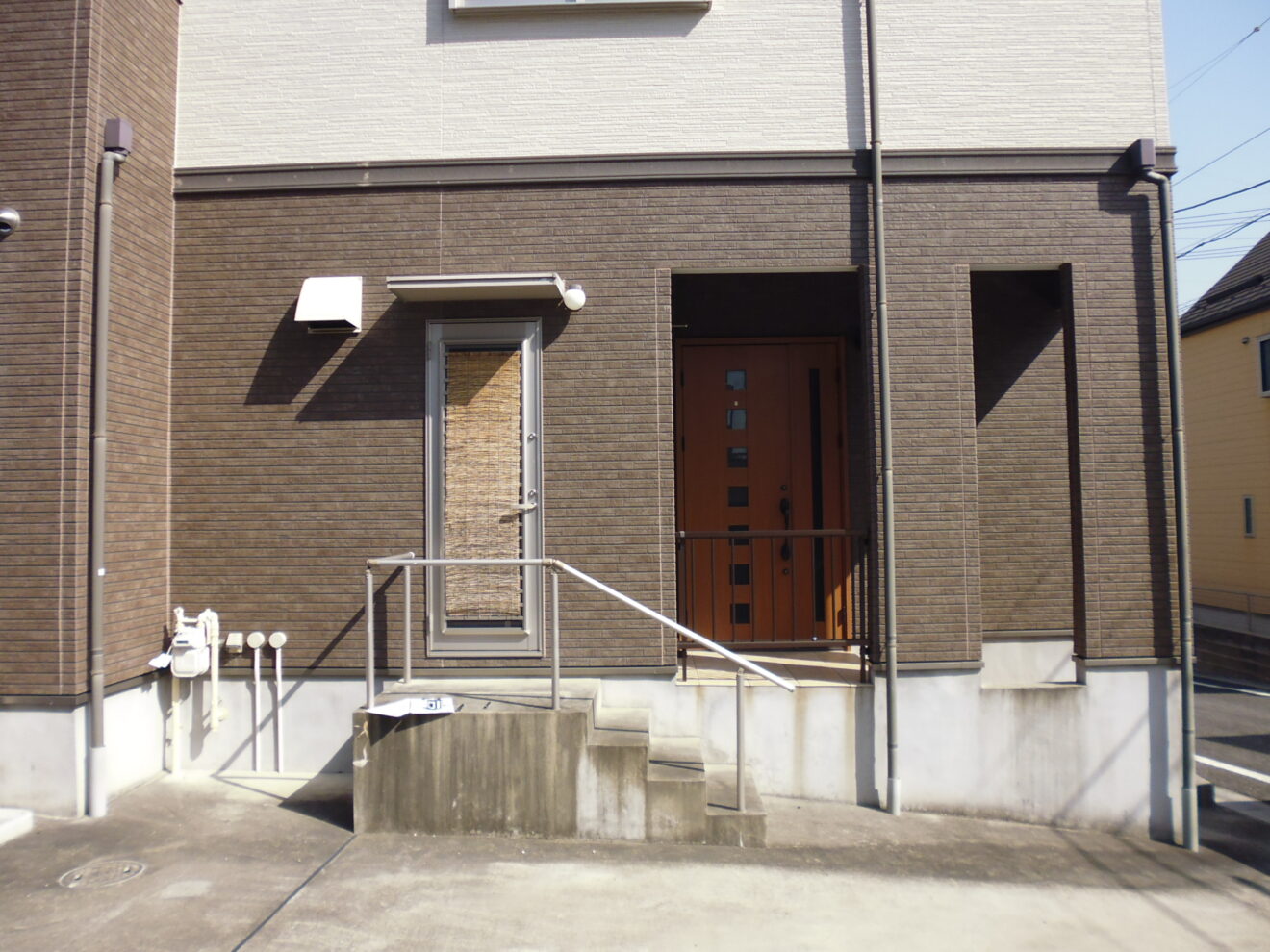 写真：サイクルポート施工前の玄関周り