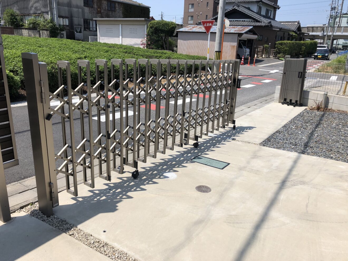 写真：伸縮門扉施工後01