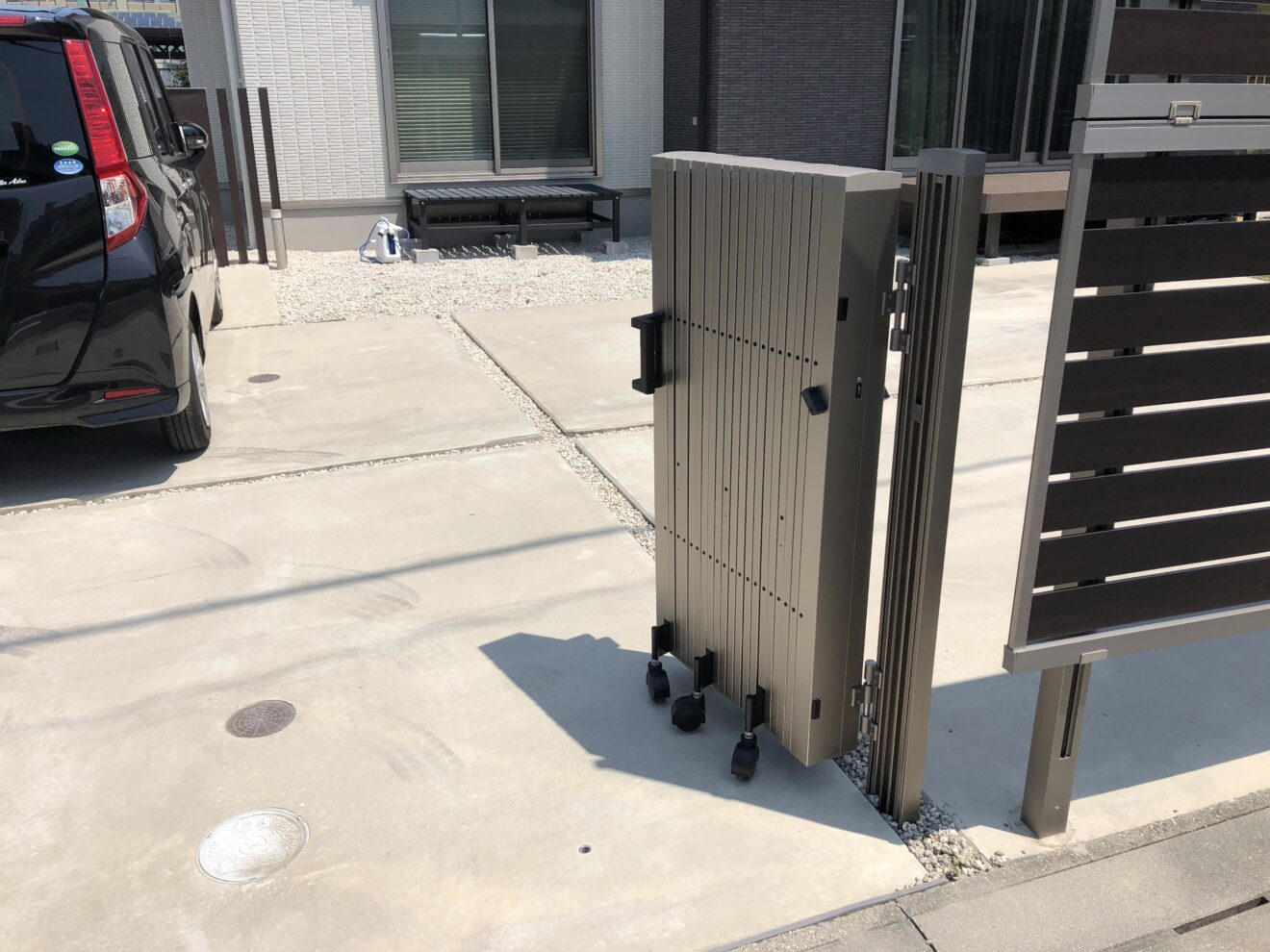 写真：伸縮門扉施工後02