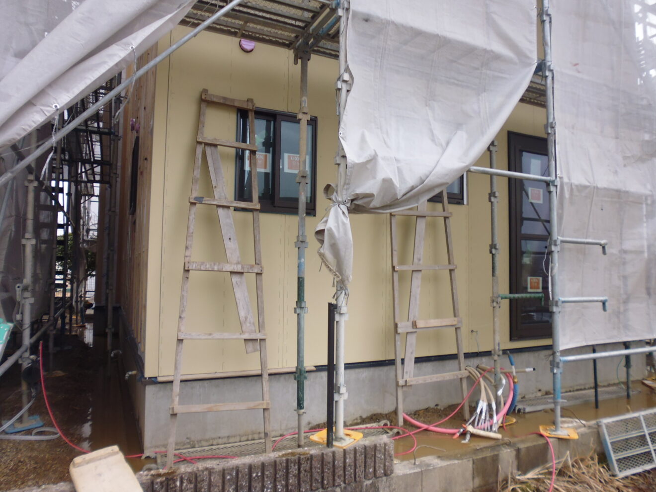 写真：ウッドデッキ施工前の住宅周り - 福田造園の施行事例（愛知県豊田市）