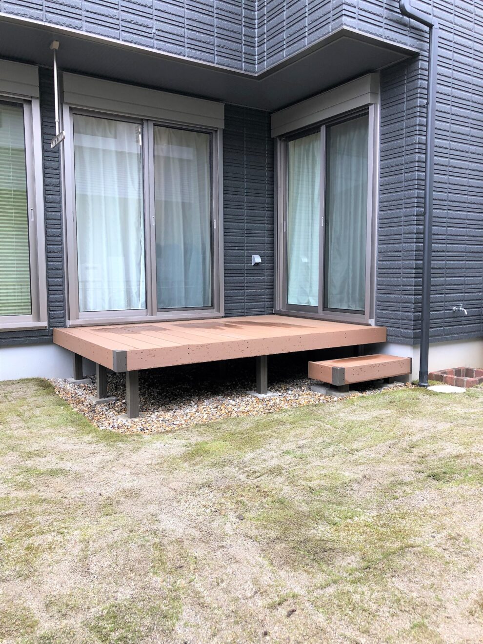 写真：ウッドデッキと高麗芝の庭