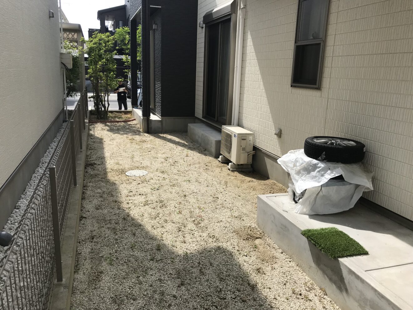 写真：人工芝施工前の住宅周り02