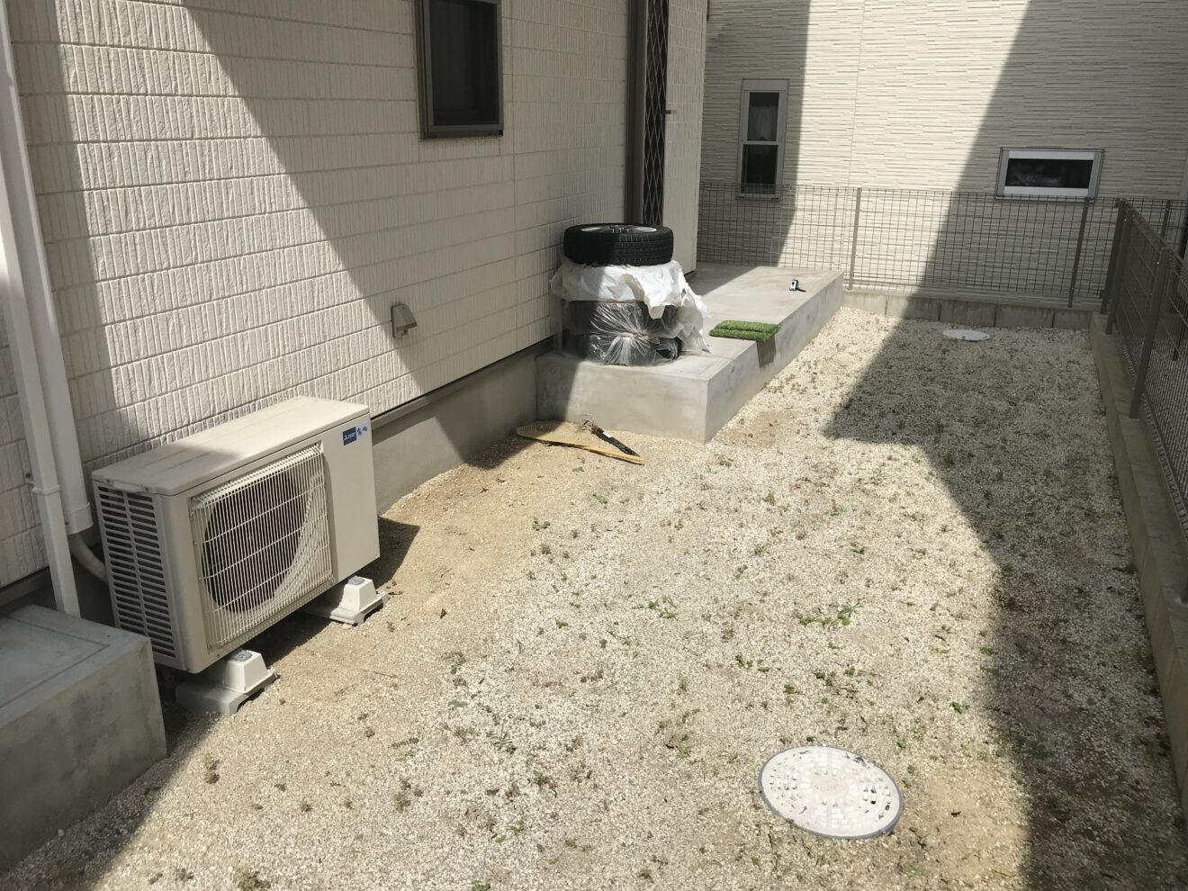 写真：人工芝施工前の住宅周り01