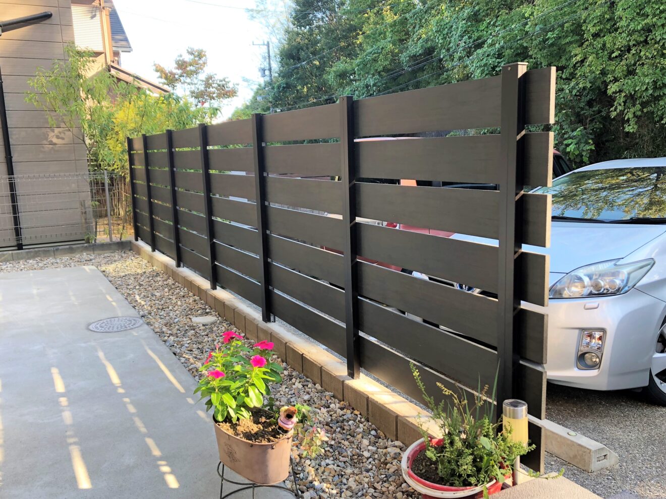 写真：フェンス施工後の駐車場 - 福田造園の施行事例（愛知県みよし市）