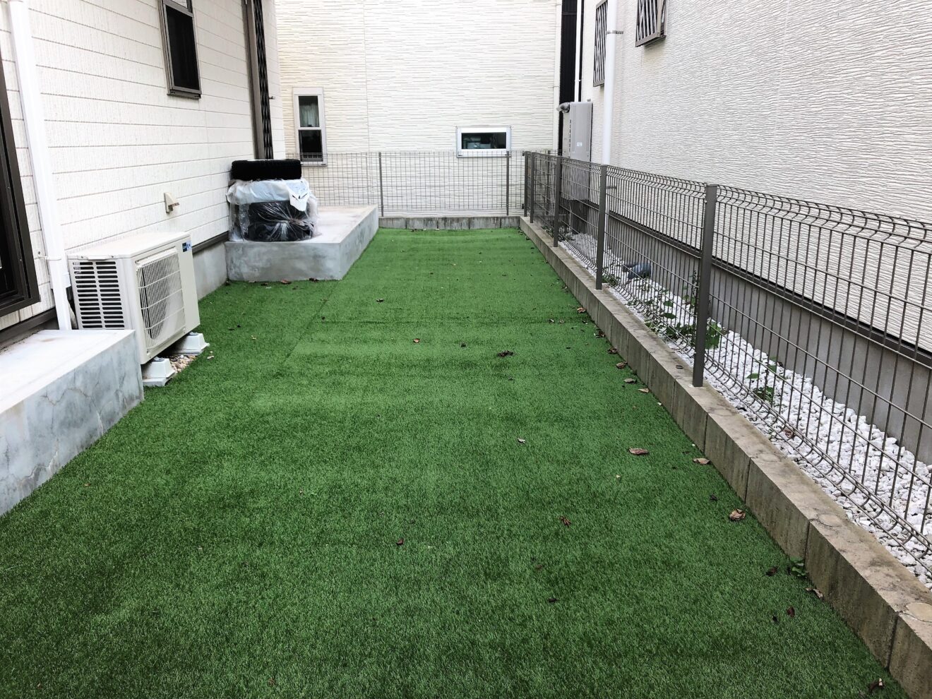 写真：人工芝施工後の住宅周り01