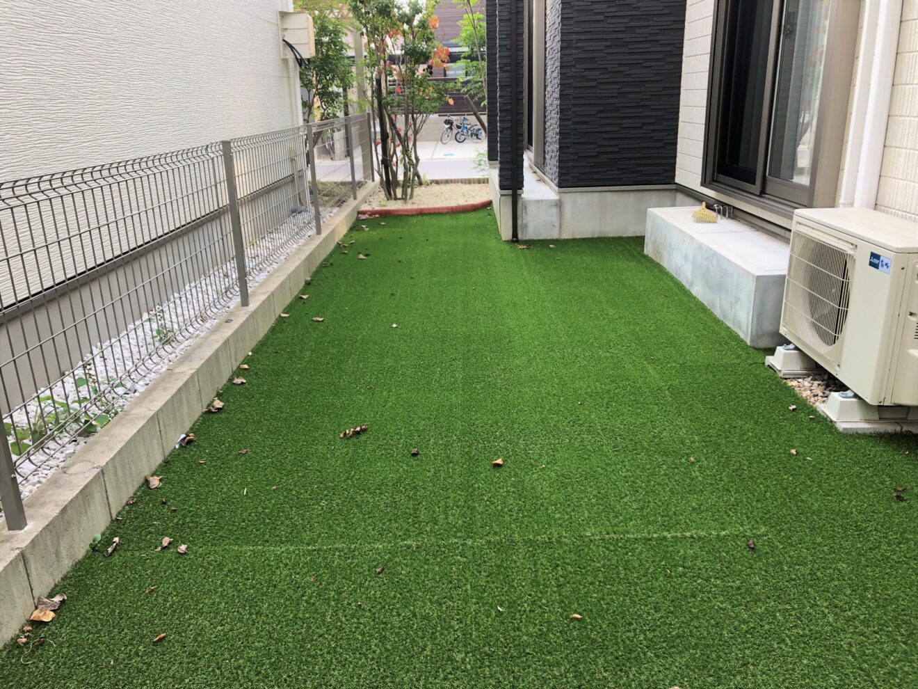 写真：人工芝施工後の住宅周り02