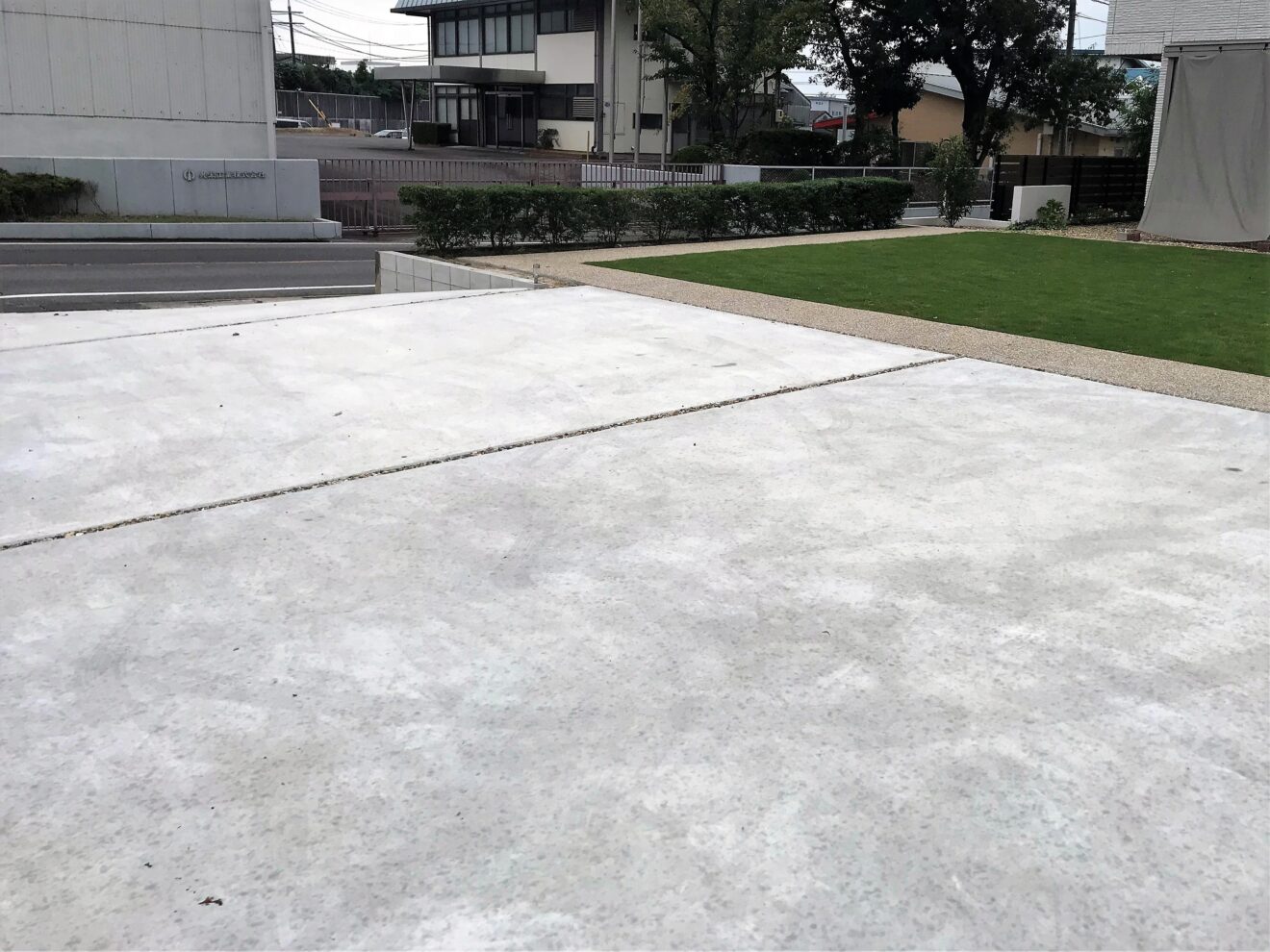 写真：コンクリート打ちの駐車場