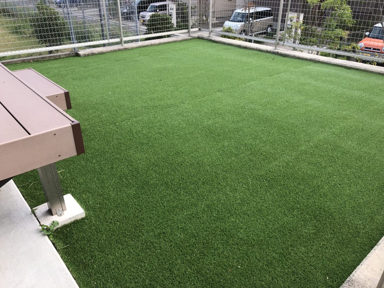 写真：人工芝施工後の庭01