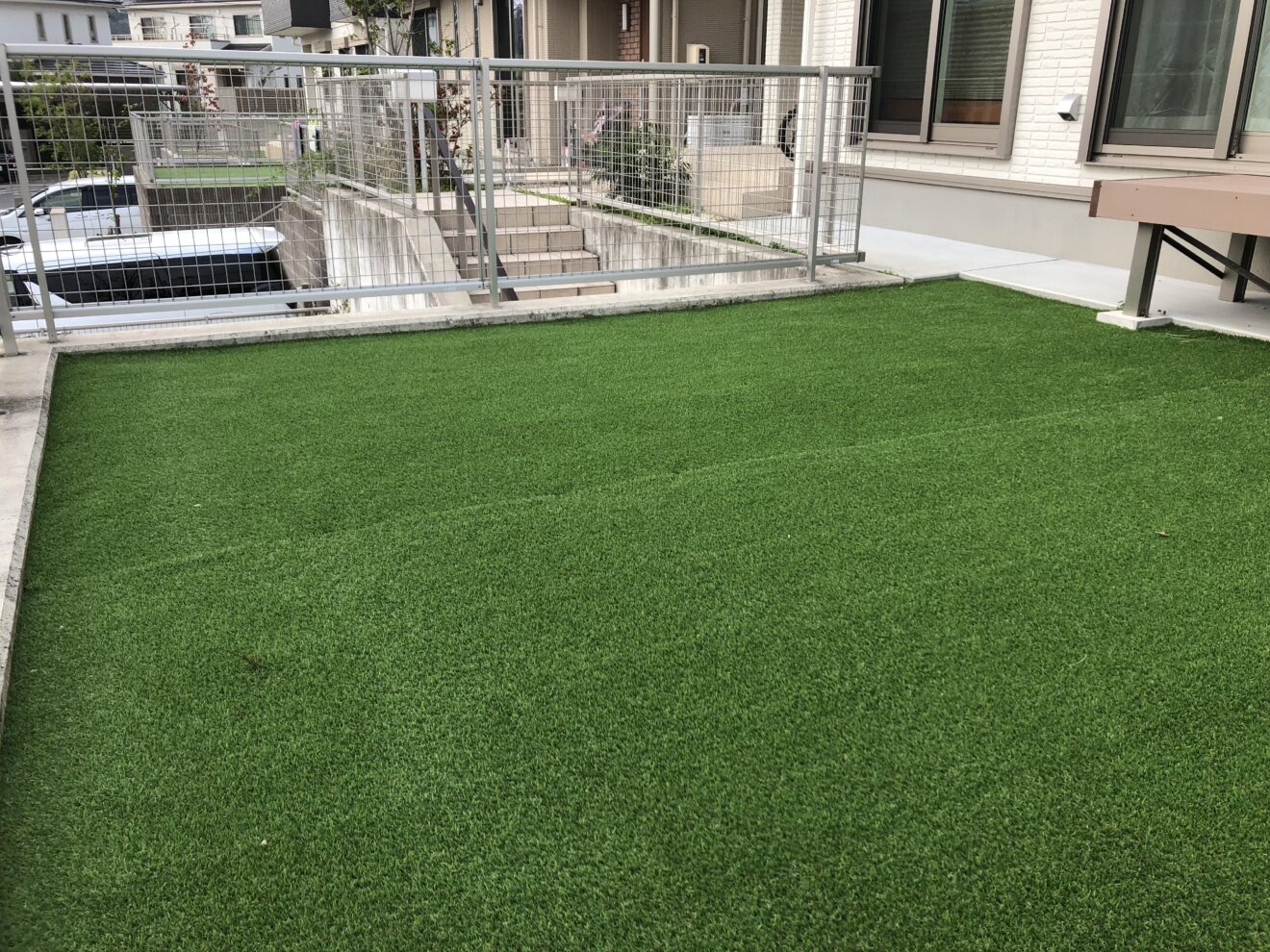 写真：人工芝施工後の庭02