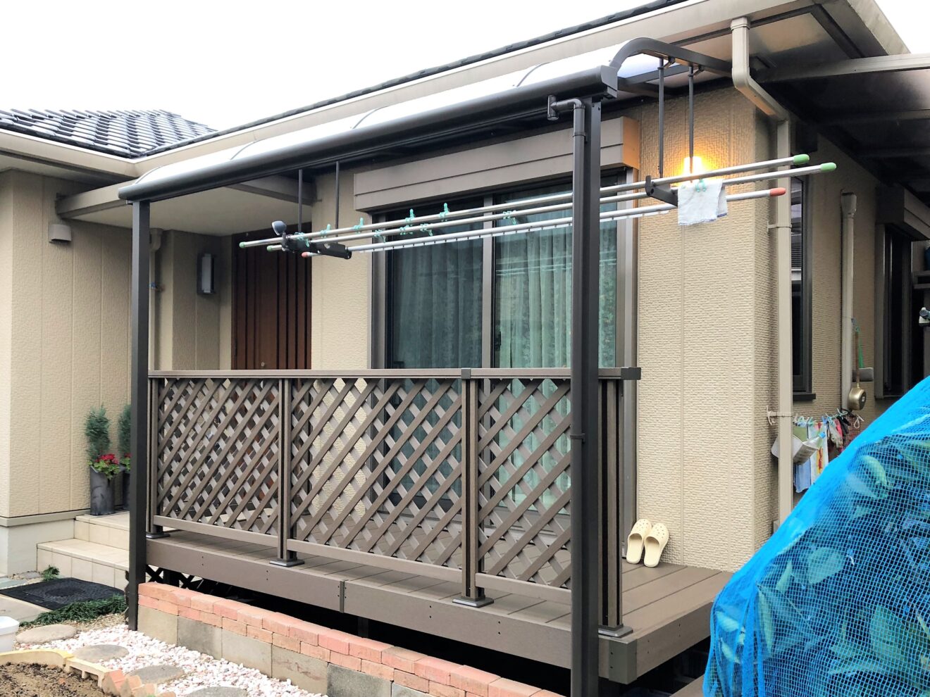 写真：リフォーム後のウッドデッキとテラス屋根