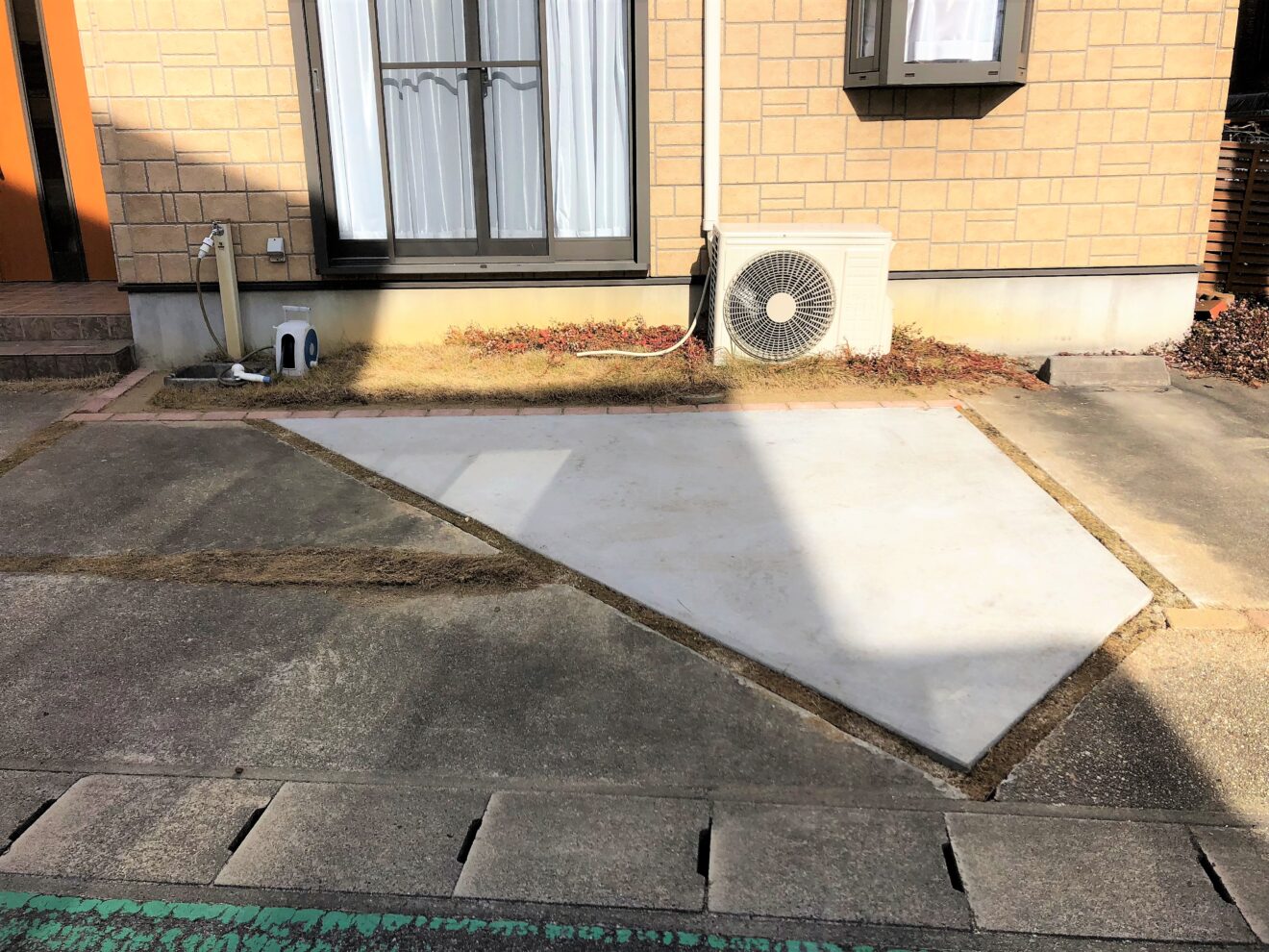 写真：土間コンクリートの駐車場01 - 福田造園の施行事例（愛知県豊田市）