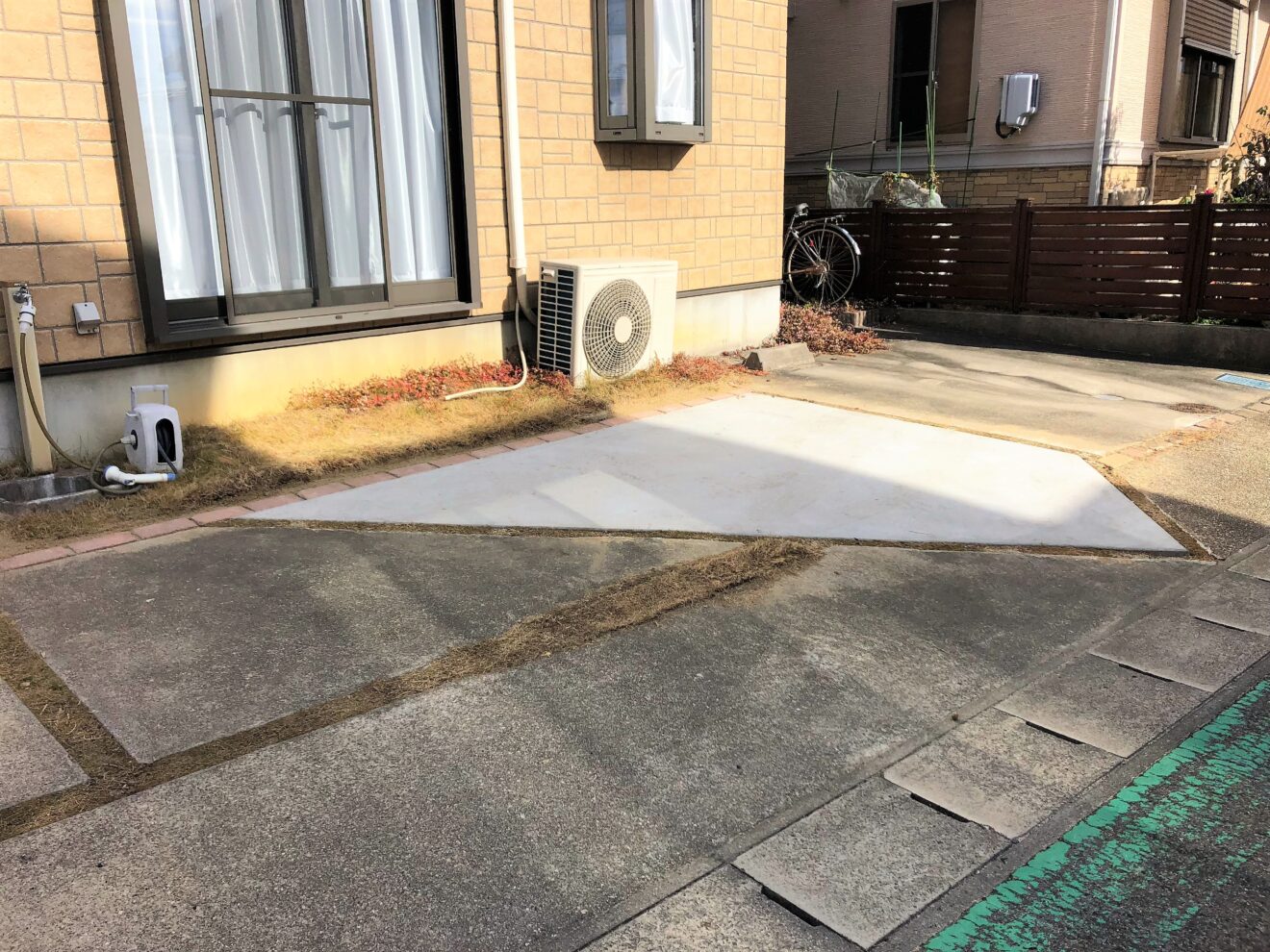 写真：土間コンクリートの駐車場02 - 福田造園の施行事例（愛知県豊田市）