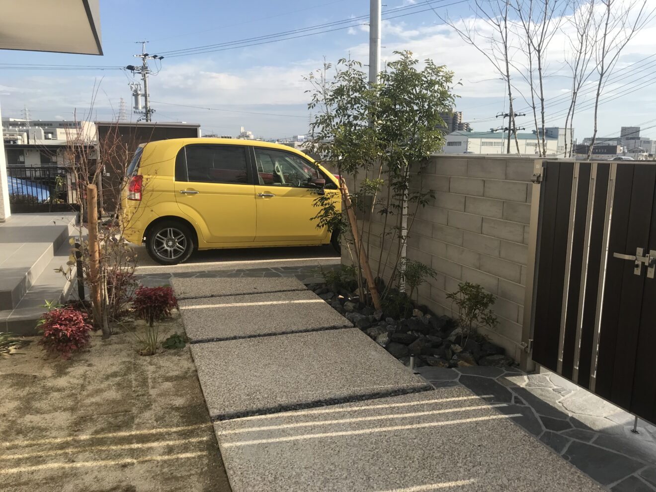 写真：アプローチ施工後の住宅周り02 - 福田造園の施行事例（愛知県豊田市）