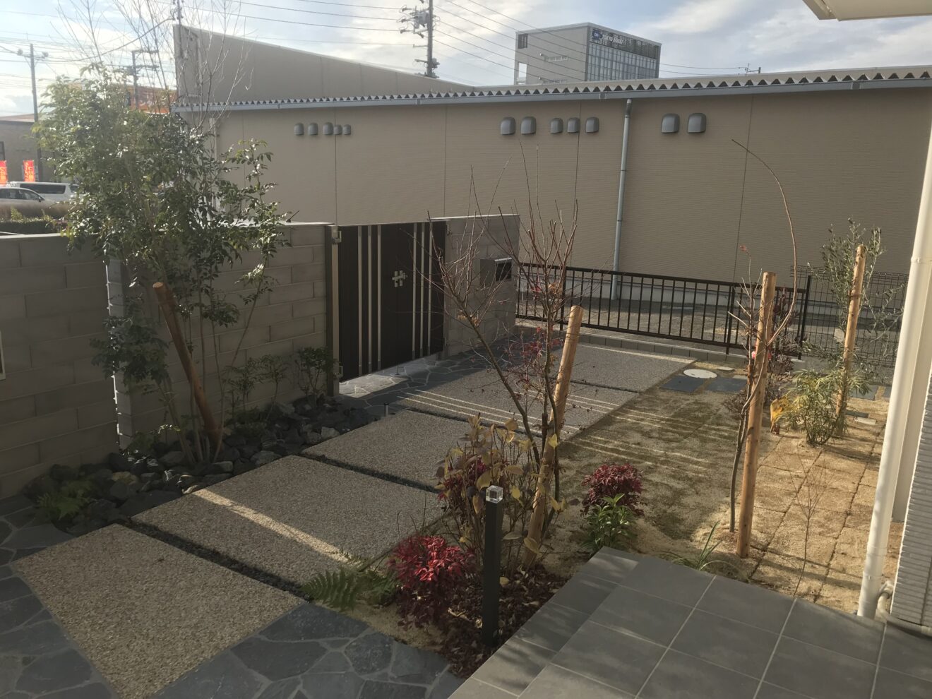 写真：アプローチ施工後の住宅周り01 - 福田造園の施行事例（愛知県豊田市）