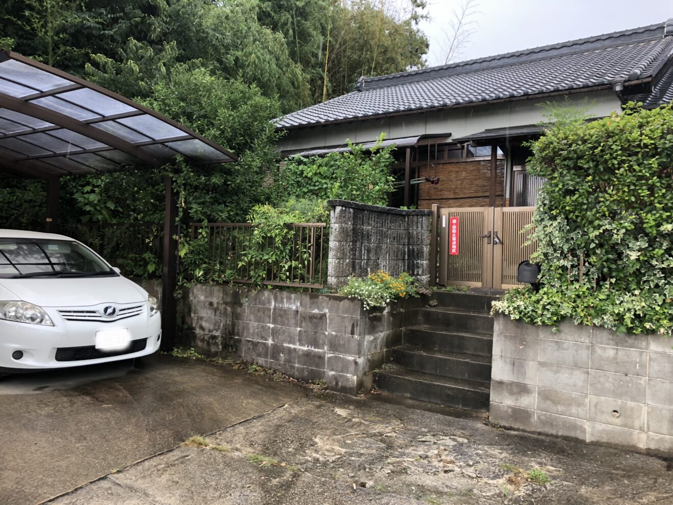 写真：フェンスにリフォームされる前の生垣 - 福田造園の施行事例（愛知県豊田市）