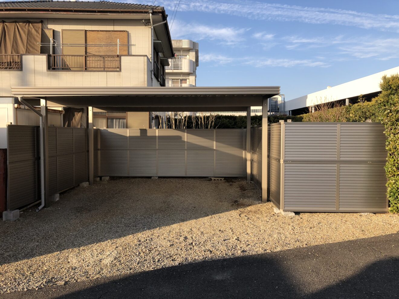 写真：リフォーム後のカーポートとフェンス01 - 福田造園の施行事例（愛知県豊田市）