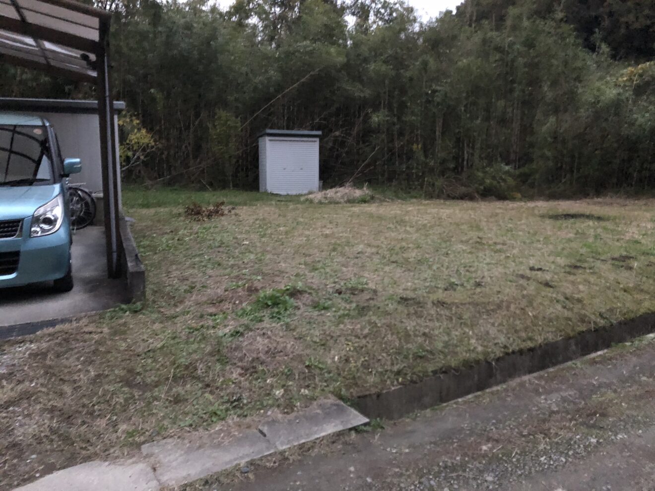 写真：拡張前の駐車場 - 福田造園の施行事例（愛知県豊田市）