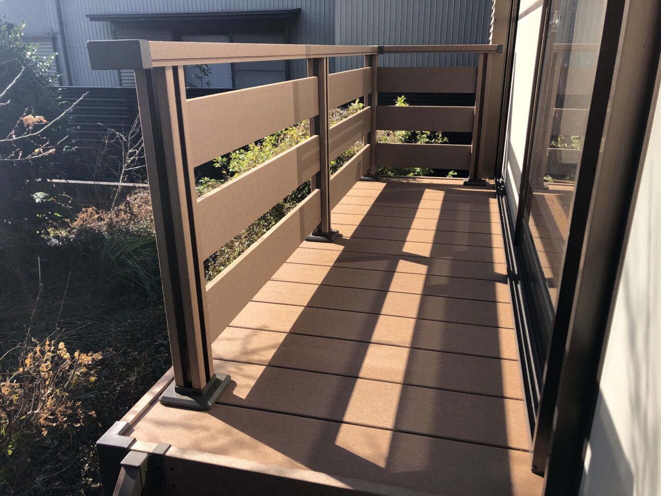 写真：ウッドデッキ施工後の庭01 - 福田造園の施行事例（愛知県岡崎市）