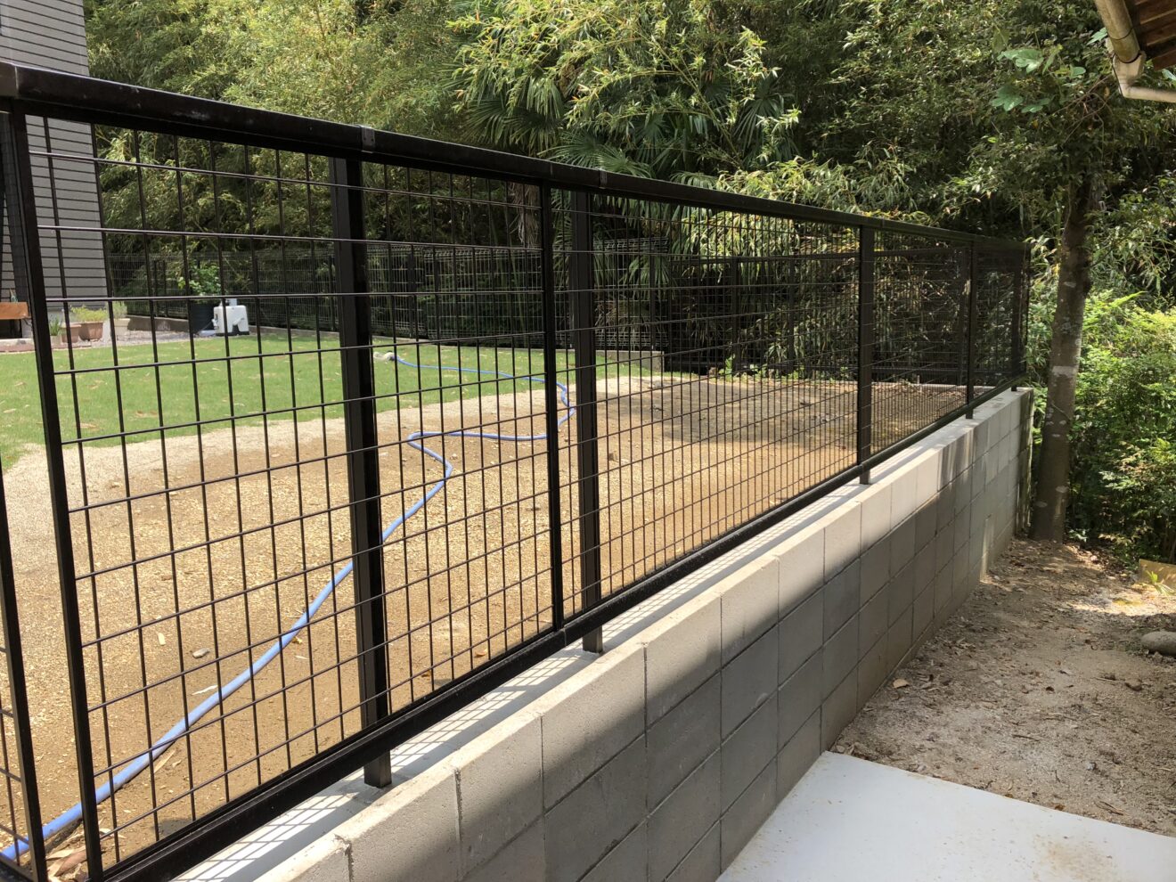 写真：フェンス施工後の庭