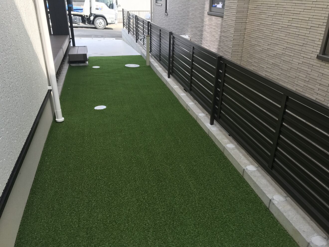 写真：人工芝が敷かれた庭02