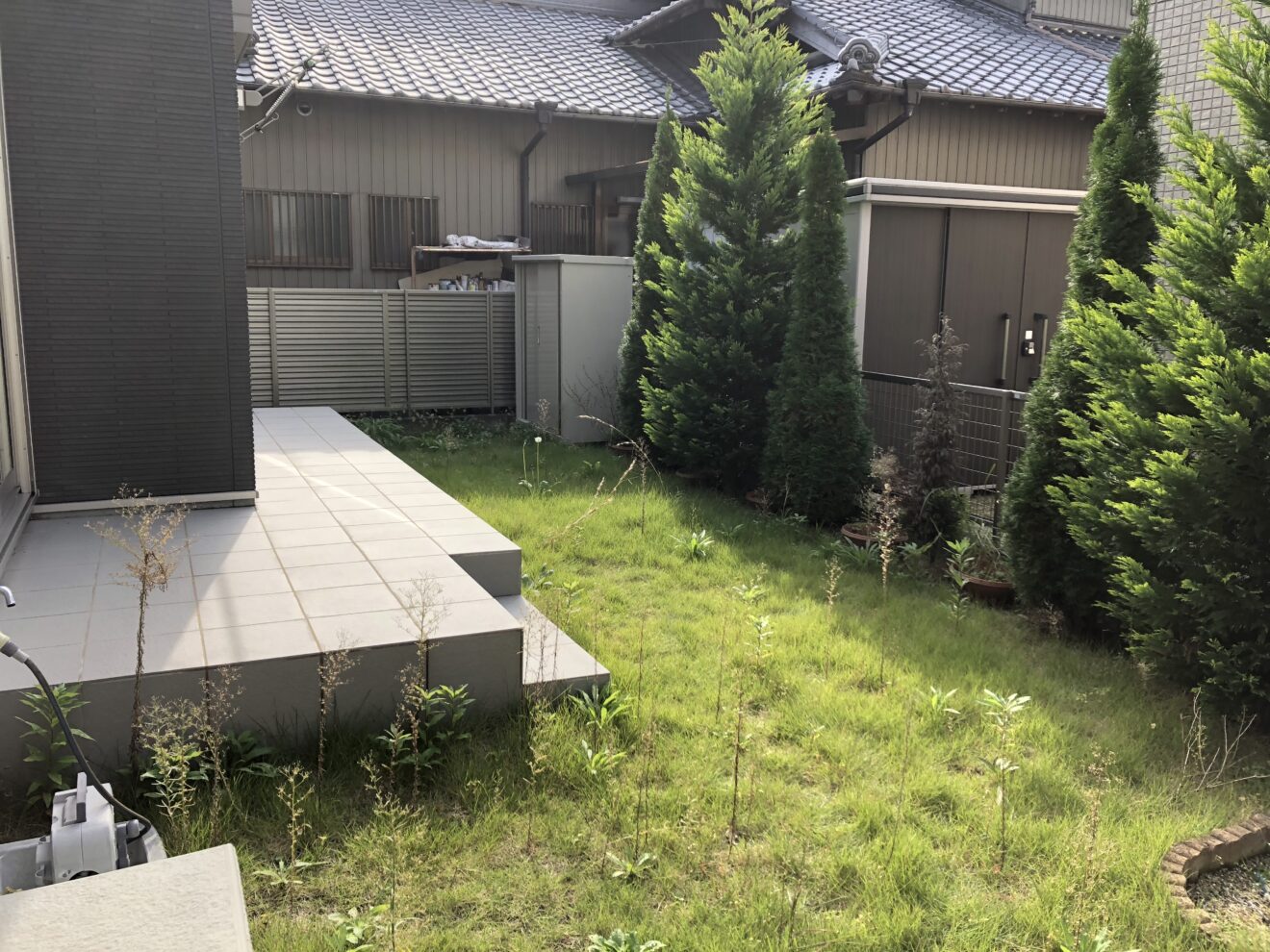 写真：人工芝施工前の庭02