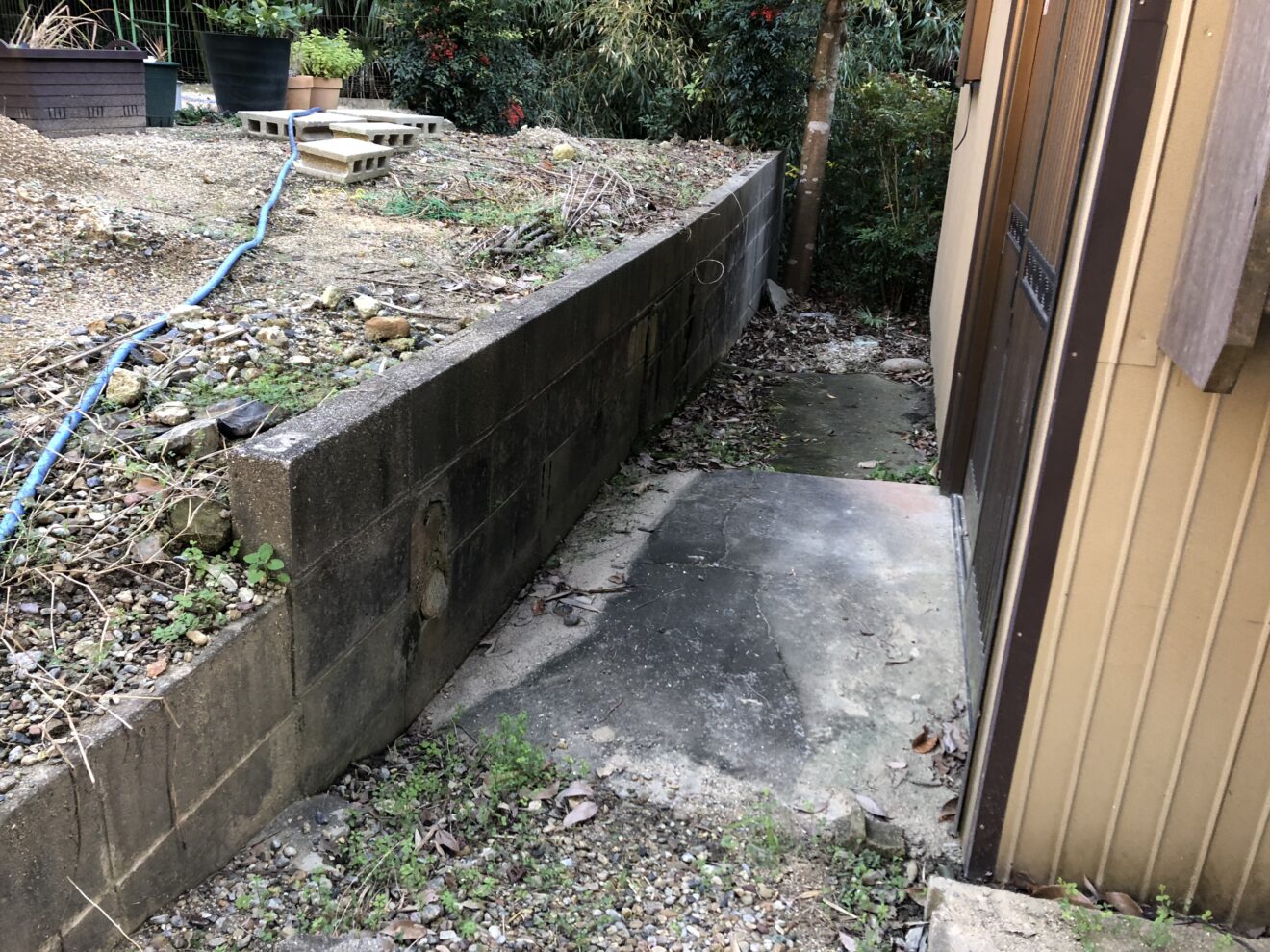 写真：フェンス施工前の庭