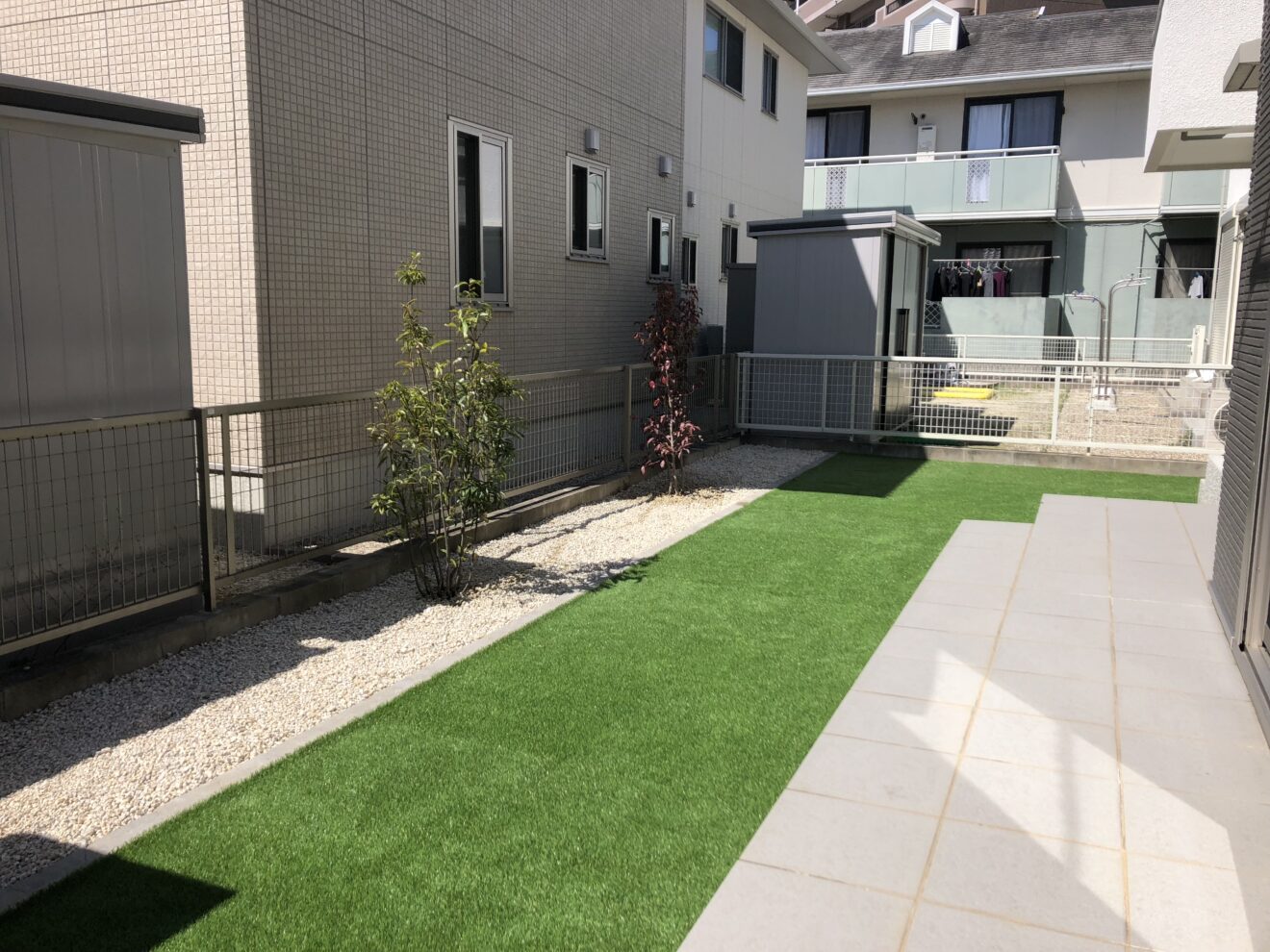 写真：人工芝施工後の庭01