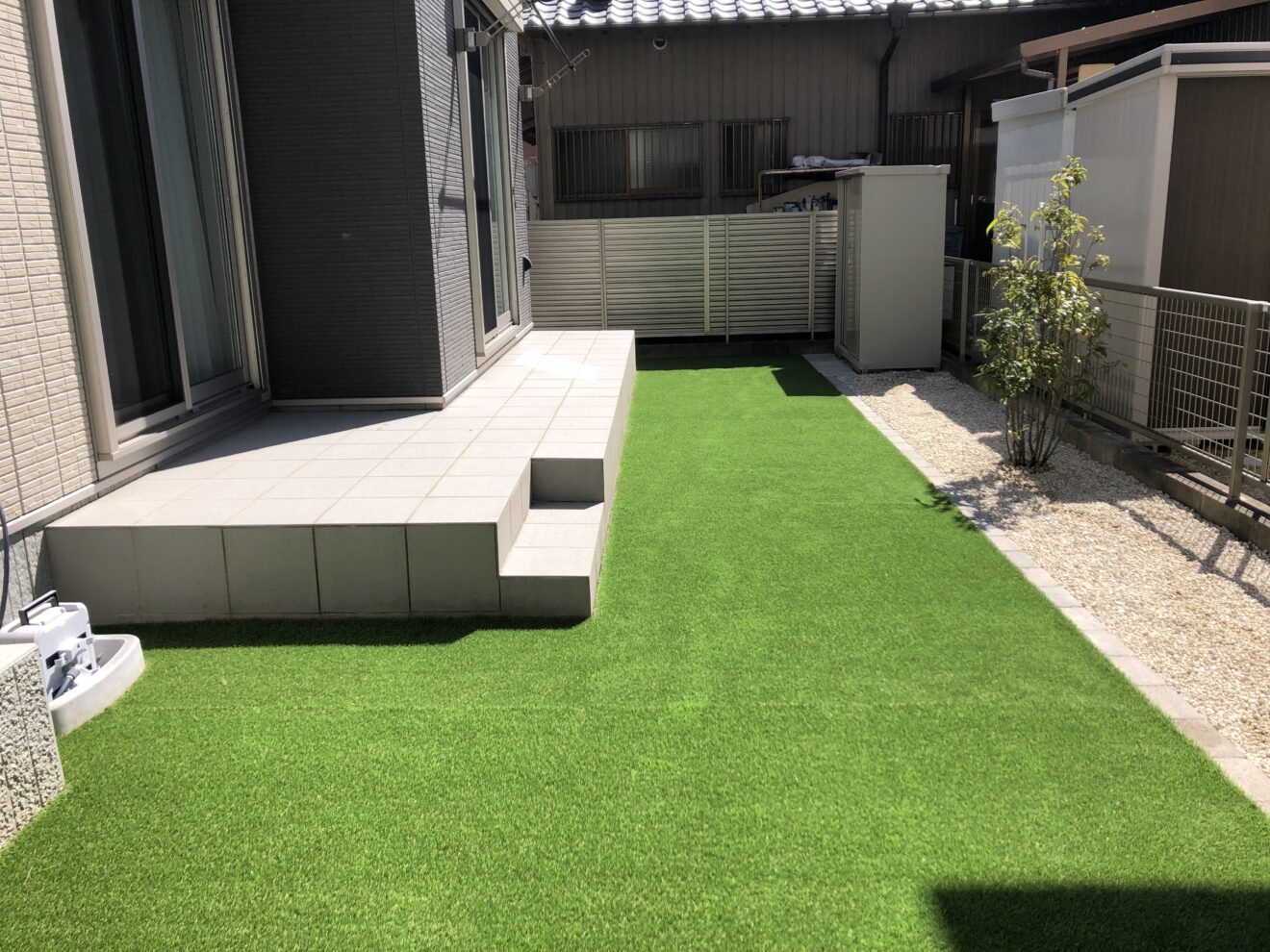 写真：人工芝施工後の庭02