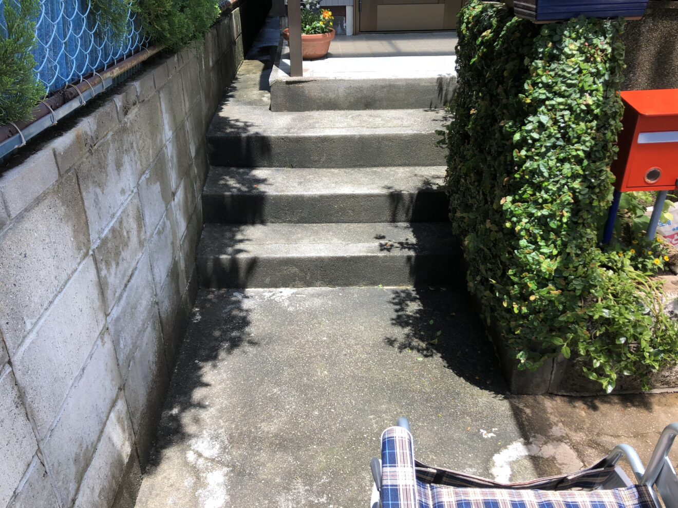 写真：手すり施工前の階段