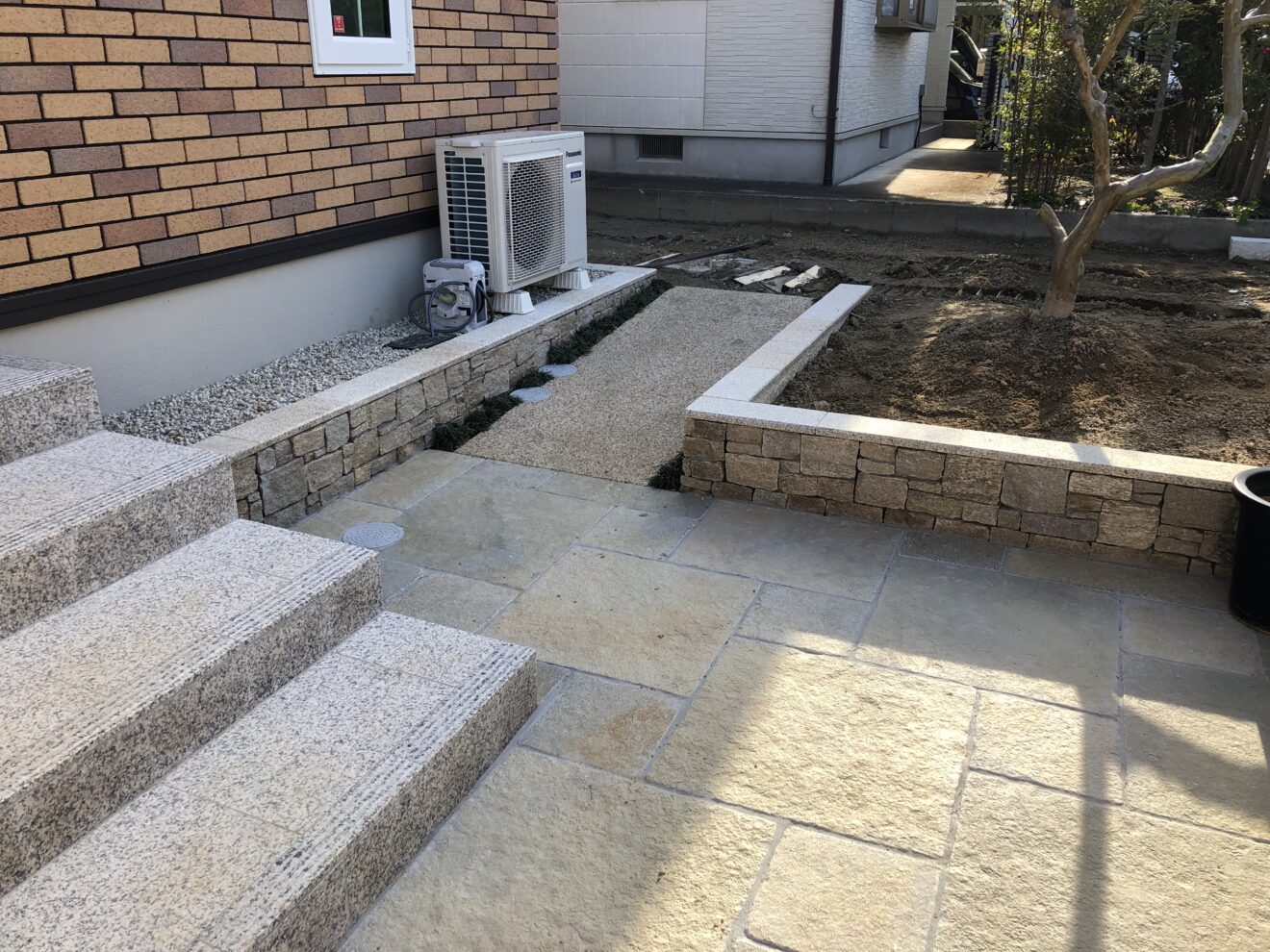 写真：石材のアプローチ - 福田造園の施行事例（愛知県豊田市）