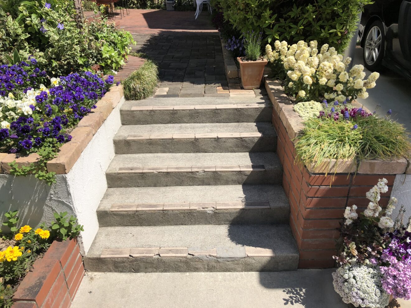 写真：手すり施工前の階段 - 福田造園の施行事例（愛知県みよし市）