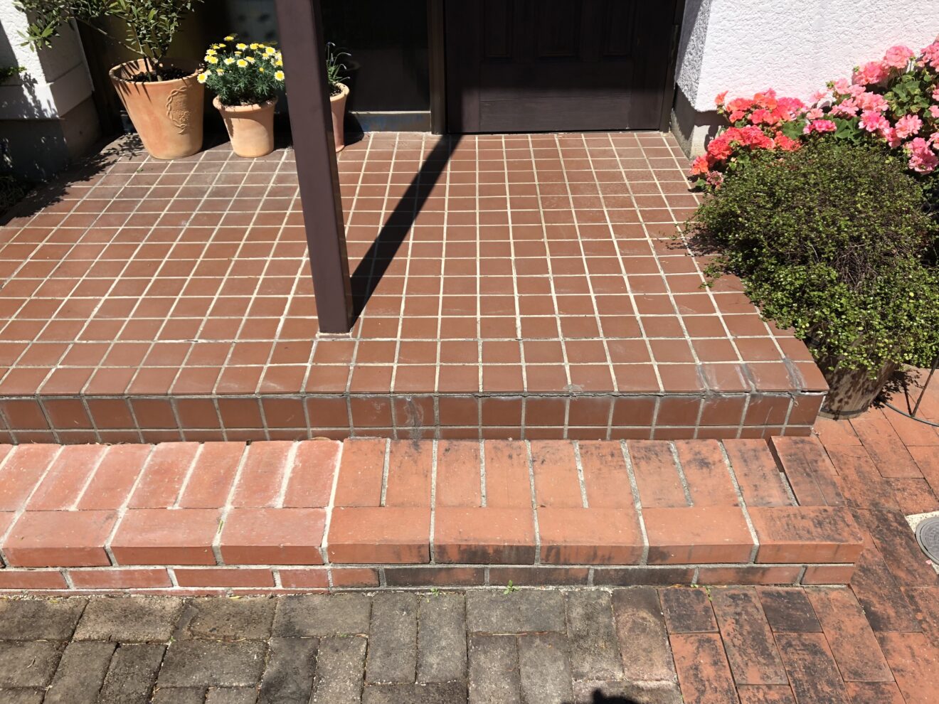 写真：手すり施工前の階段 - 福田造園の施行事例（愛知県みよし市）