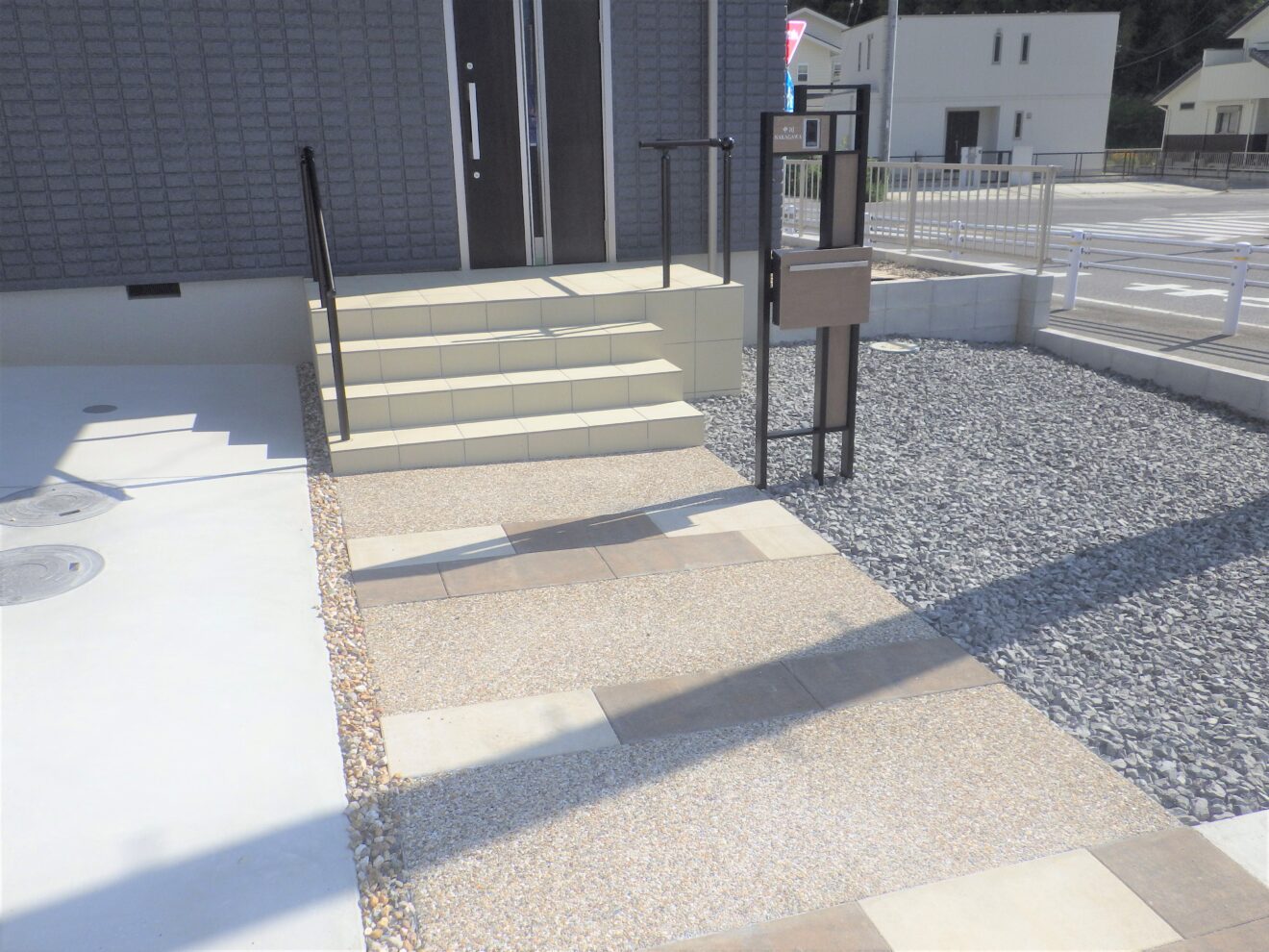 写真：門柱周りとアプローチ - 福田造園の施行事例（愛知県岡崎市）